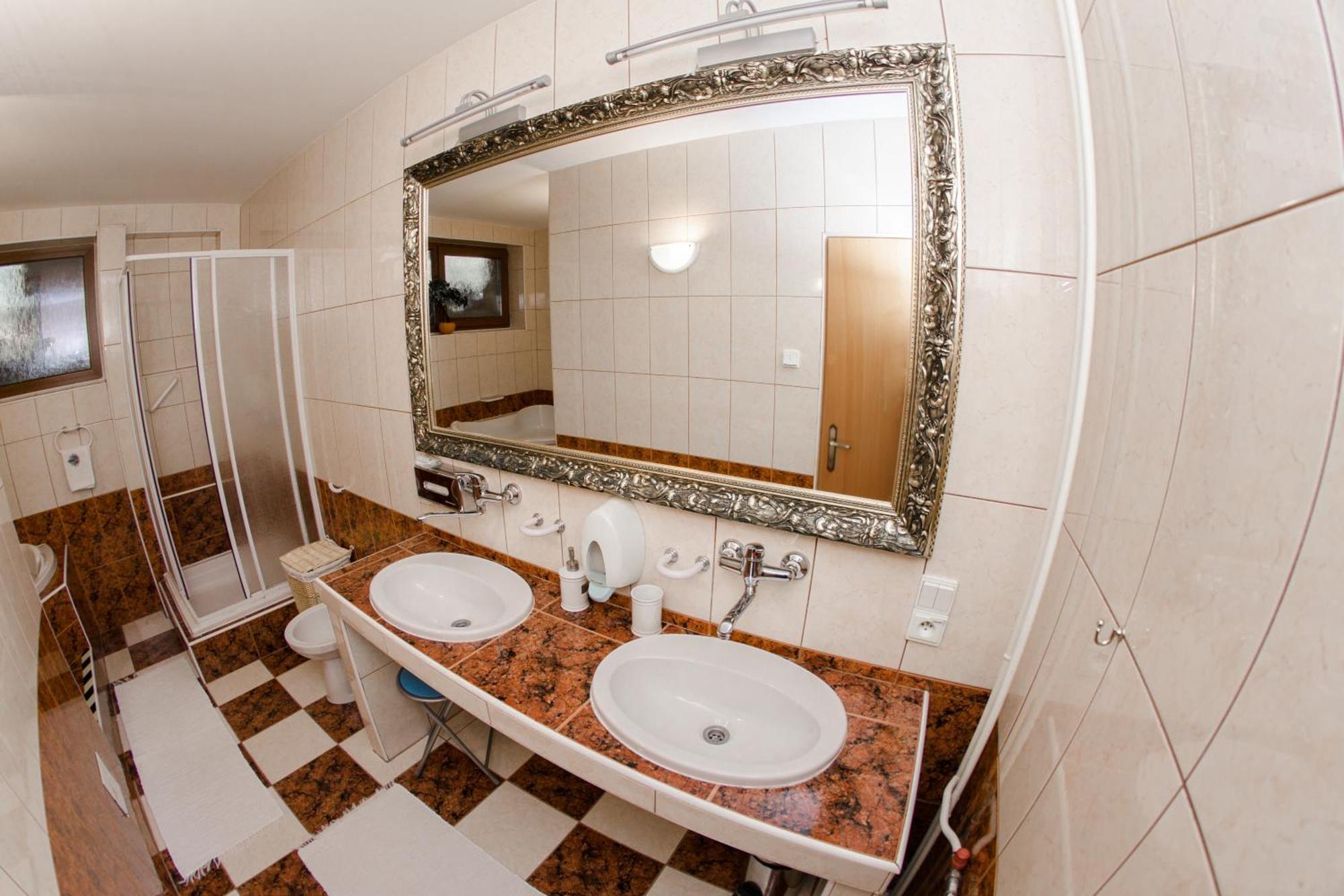 Hotel Sachticka Banska Bystrica Bagian luar foto